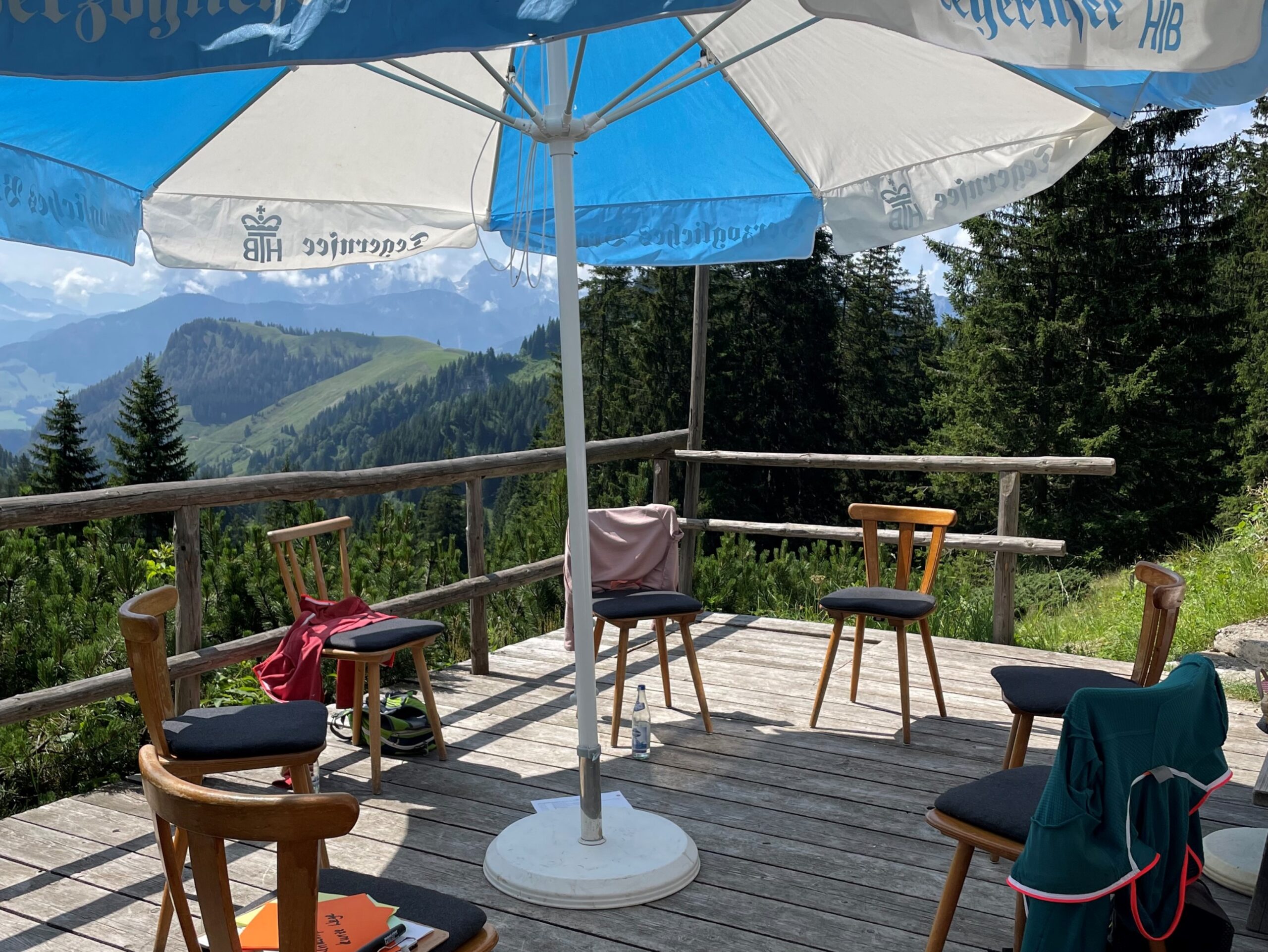 Führungskräftetag der Gemeinde Aschau im Chiemgau auf der Terrasse der Bergwachthütte